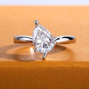 2cttw Pear Cut Moissanite D Color VVS1 Clarity Silver Wedding Ring